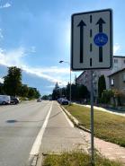 Dopravní značka k vyhrazenému cyklopruhu na ulici Hněvotínská
